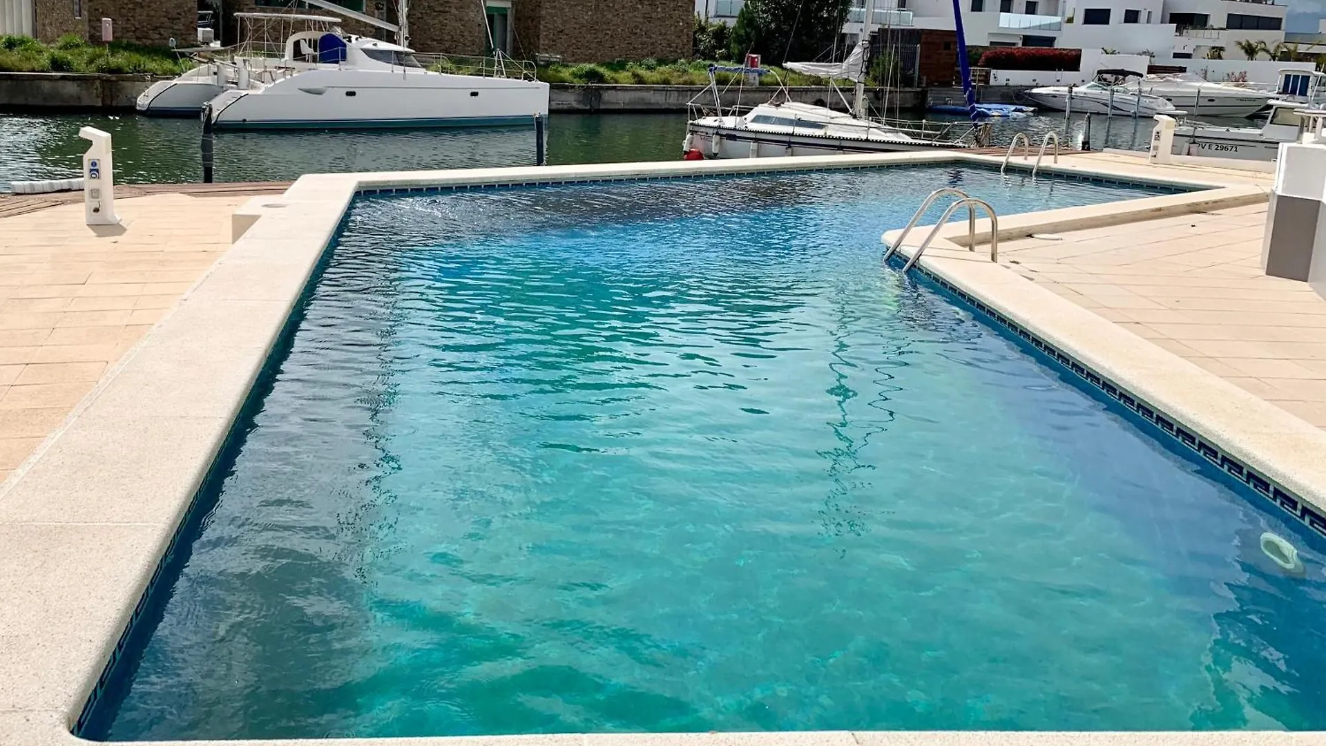 Apartamento Con Piscina - Magnificas Vistas A Canal - Aire Acondicionado B Rosas